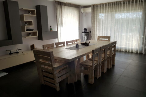 Convivial environment with recycled pallet